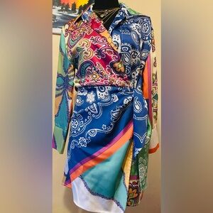 A good one to have it.
Colorful dress in size S